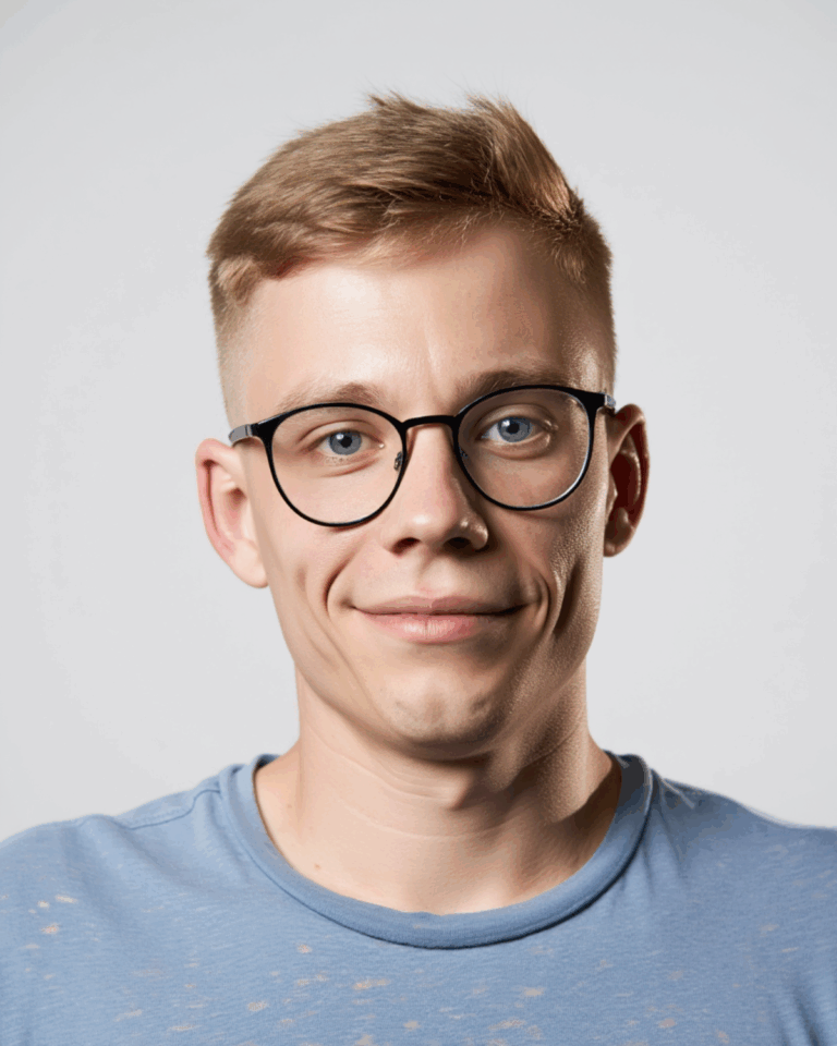 Prompt: Porträtaufnahme eines Mannes mit blauen Augen, hellblauem T-Shirt und runder Brille vor weißem Hintergrund. Der Gesichtsausdruck ist freundlich-neutral. Der Fokus liegt klar auf dem Gesicht. Hauttextur und Details sind sichtbar.
